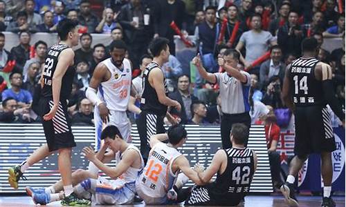 nba篮球场斗殴_nba球场打架